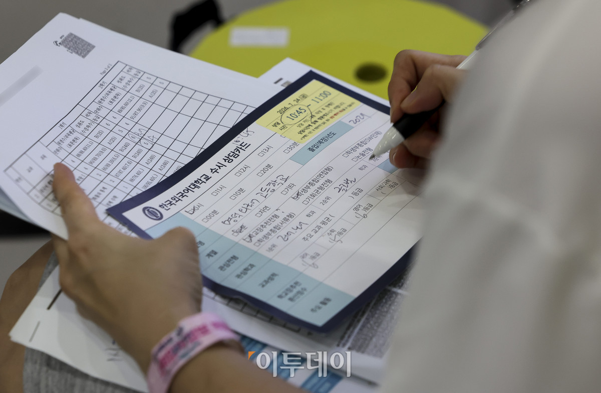 ▲24일 서울 강남구 코엑스에서 열린 2027학년도 수시 대학입학정보박람회를 찾은 학부모]가 대학 상담 카드를 작성하고 있다. 이번 박람회는 수도권 주요 대학과 지역 거점 국·공립대 등 전국 150개 대학이 참여한다. 박람회는 오는 25일까지 코엑스 A홀에서 열린다. 고성준 기자 joonko1@
