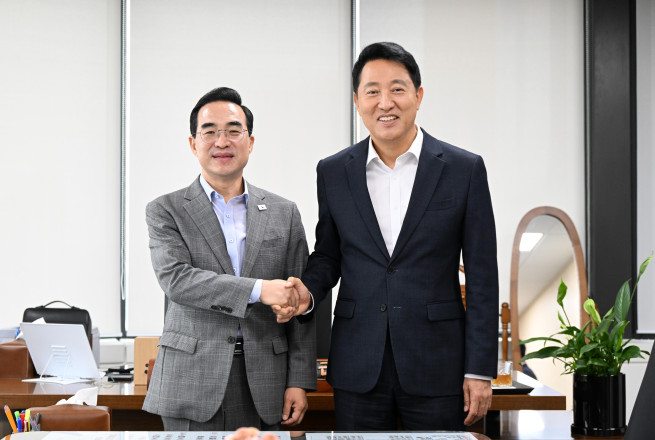 ▲오세훈(오른쪽) 서울시장이 24일 한국재정정보원에서 박홍근 기획예산처 장관에게 노후 기반시설 개선사업 추진을 위한 국비 지원 건의 내용을 전달하며 기념촬영을 하고 있다 (사진제공=서울시)