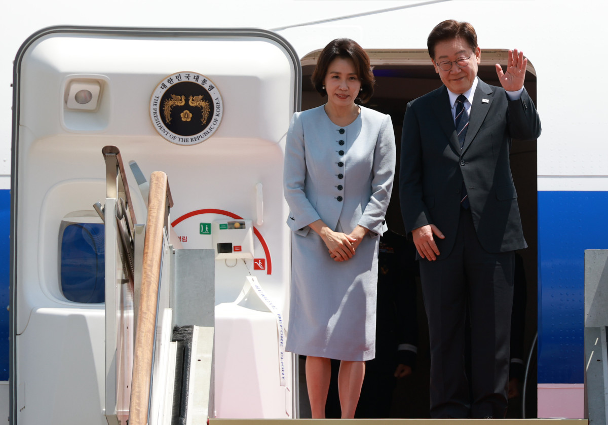 ▲미국과 남미 순방을 위해 출국하는 이재명 대통령과 김혜경 여사가 24일 성남 서울공항 공군 1호기에서 환송객에게 인사하고 있다. 사진=연합뉴스