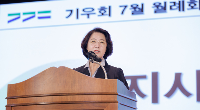 ▲추미애 경기도지사가 24일 수원 경기도경제과학진흥원 광교홀에서 열린 기우회 7월 월례회에서 인사말을 하고 있다. 취임 후 첫 기우회 참석에서 추 지사는 경기도 재정의 구조적 문제를 짚으며 미래투자공사 설립과 도민 참여형 펀드 조성 구상을 공개했다. (경기도)