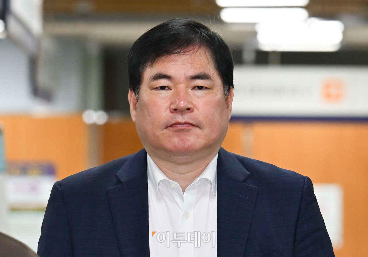 ▲유동규 전 성남도시개발공사 기획본부장이 24일 서울 서초구 서울고등법원에서 열린 대장동 개발 비리 의혹 2심 공판에 출석하고 있다. 사진공동취재단