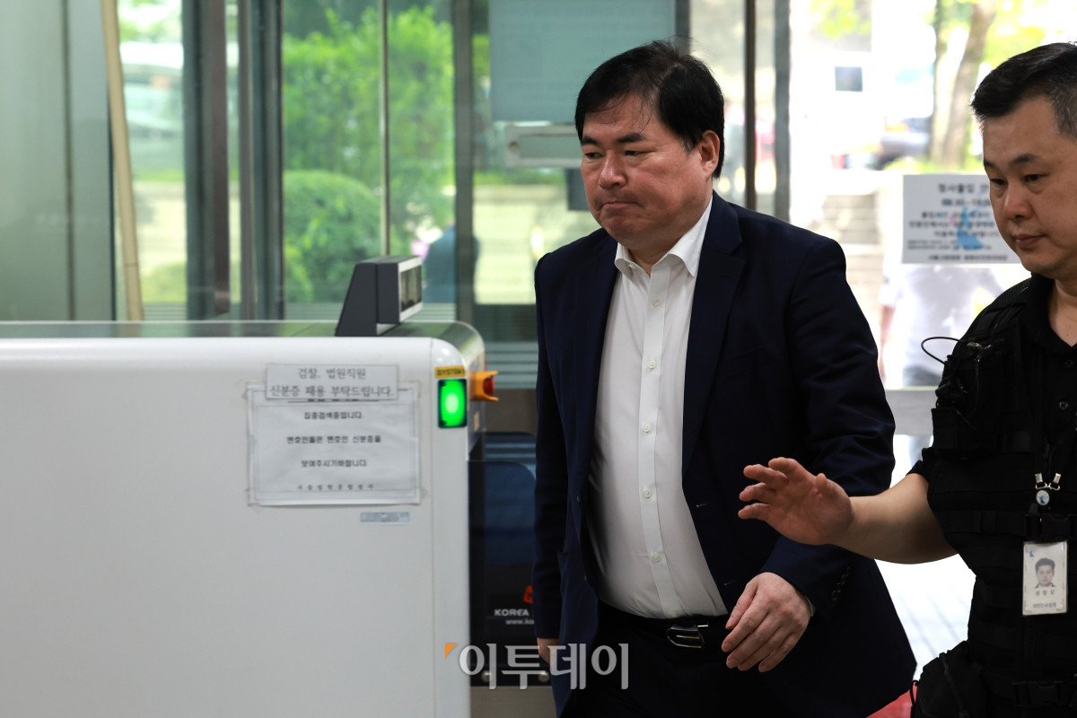 ▲유동규 전 성남도시개발공사 기획본부장이 24일 서울 서초구 서울고등법원에서 열린 대장동 개발 비리 의혹 2심 공판에 출석하고 있다. 사진공동취재단