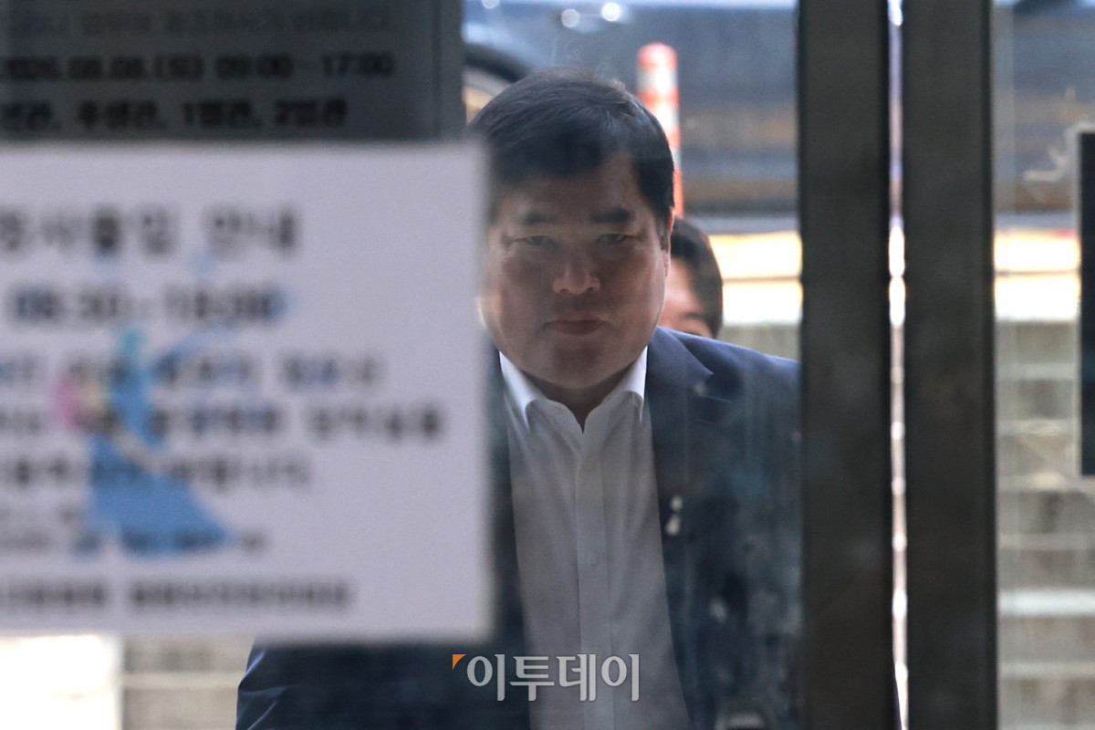 ▲유동규 전 성남도시개발공사 기획본부장이 24일 서울 서초구 서울고등법원에서 열린 대장동 개발 비리 의혹 2심 공판에 출석하고 있다. 사진공동취재단