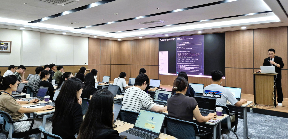 ▲교보증권이 이달 21일 여의도 본사 19층 비전홀에서 임직원 AI 리터러시 교육을 진행하고 있다. (사진제공=교보증권)