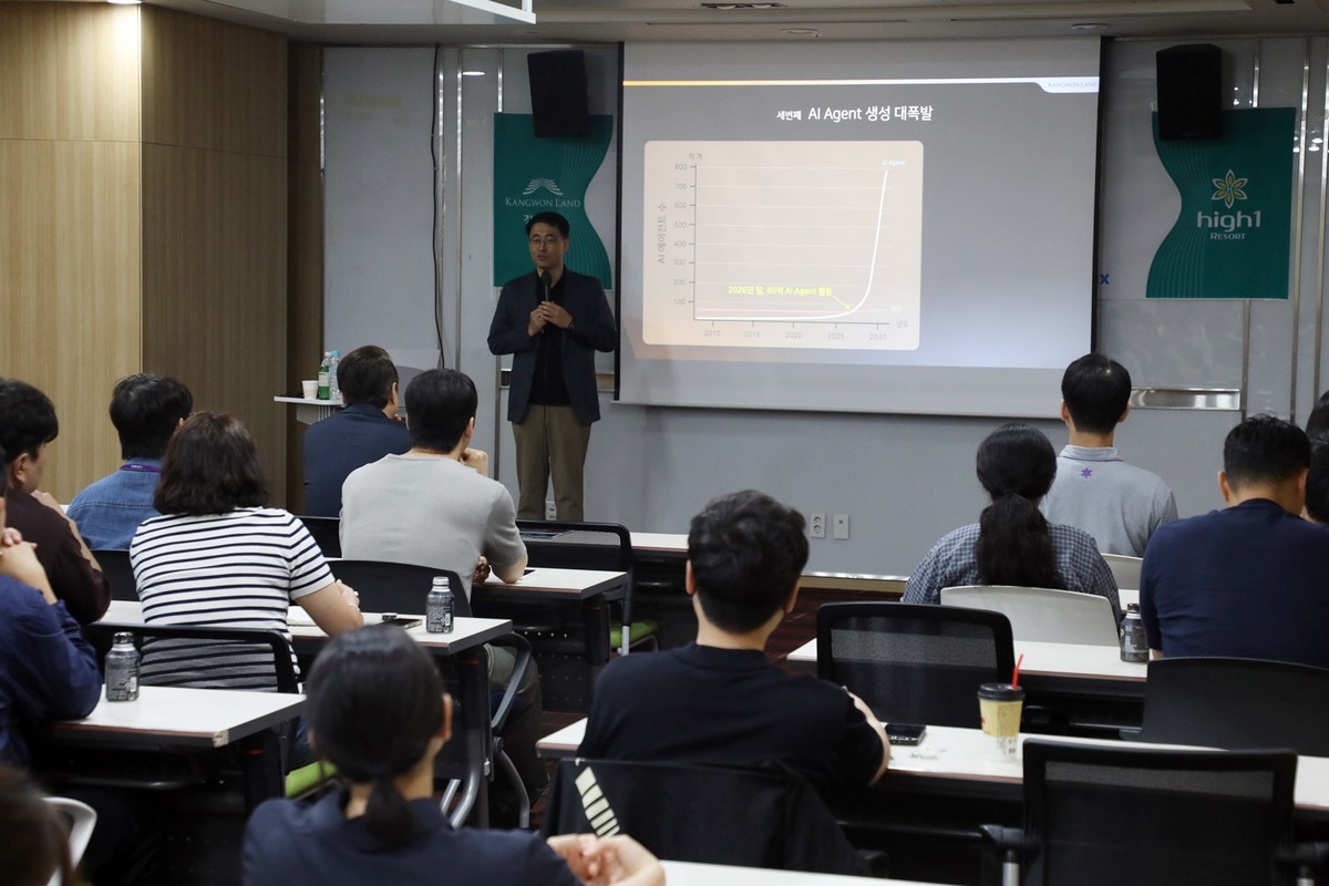 ▲24일 이경일 솔트룩스 대표가 강원랜드 직원들을 대상으로 AI 관련 세미나를 진행하고 있다. (사진제공=강원랜드)
