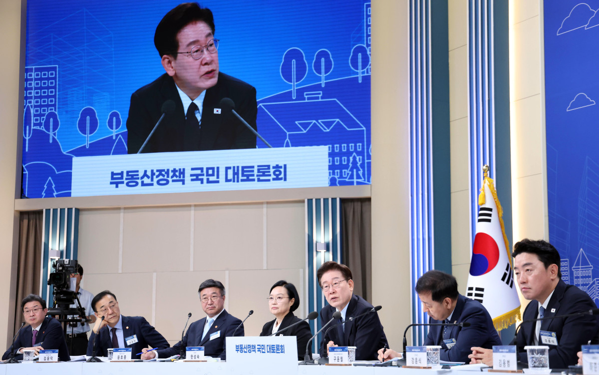 ▲이재명 대통령이 23일 서울 여의도 KBS 별관에서 열린 부동산정책 국민 대토론회에서 발언하고 있다. 왼쪽부터 이억원 금융위원장, 김윤덕 국토교통부 장관, 윤호중 행정안전부 장관, 한성숙 국무총리, 이 대통령, 구윤철 부총리 겸 재정경제부 장관, 강훈식 비서실장. (사진제공=연합뉴스)