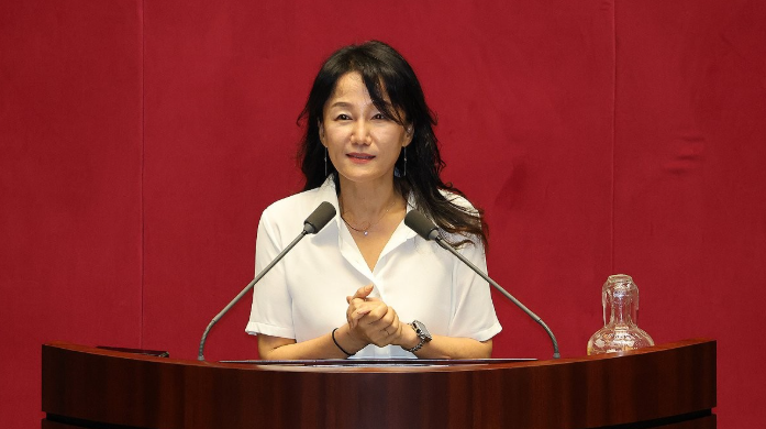 ▲30일 국회 본회의에서 문화체육관광위원장으로 선출된 더불어민주당 이재정 의원이 당선인사를 하고 있다. (사진제공=연합뉴스)