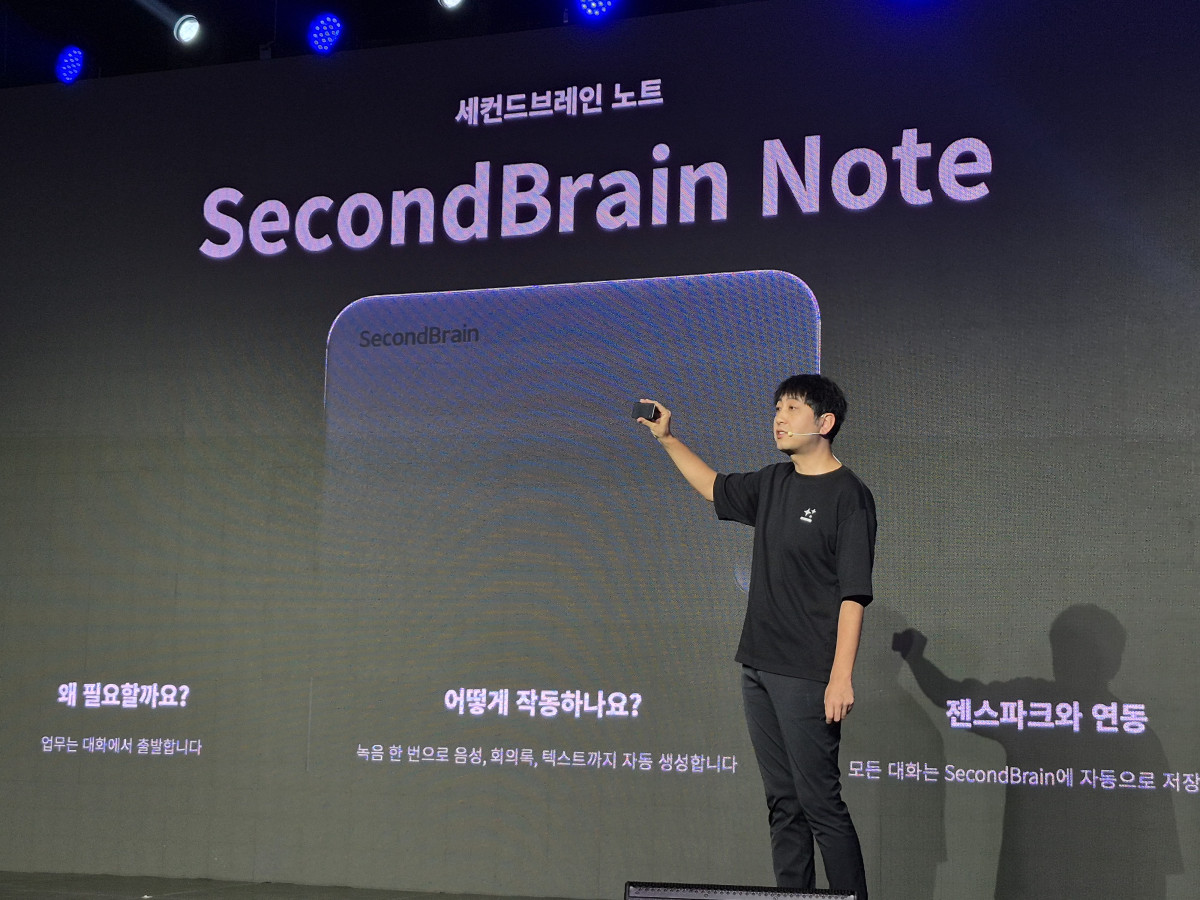 ▲에릭 징 젠스파크 CEO가 24일 한국 진출 첫 기자간담회에서 세컨드브레인 노트를 소개하고 있다. 김연진 기자 yeonjin@