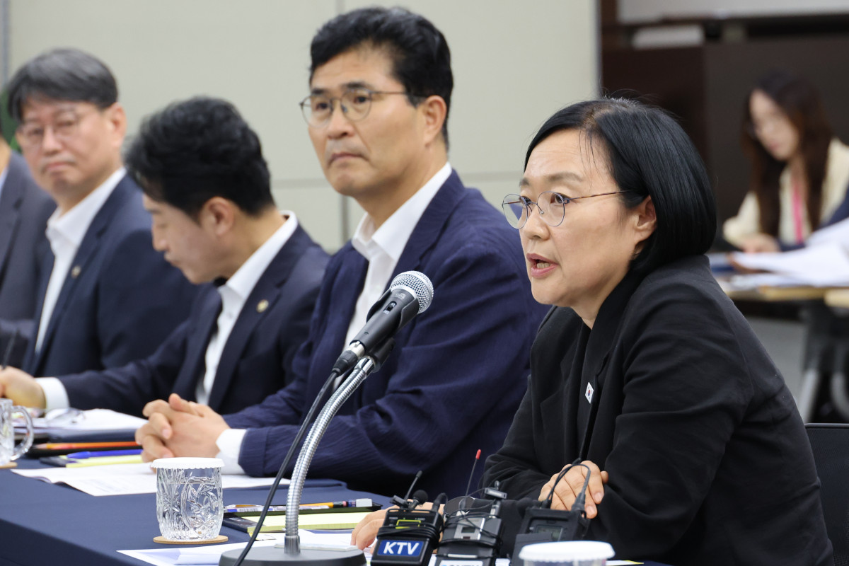 ▲한성숙 국무총리가 24일 전북 군산 새만금개발청에서 현대차 등 새만금 국가산단 입주기업 대표들과 투자 활성화를 위한 간담회를 하고 있다. (연합뉴스)