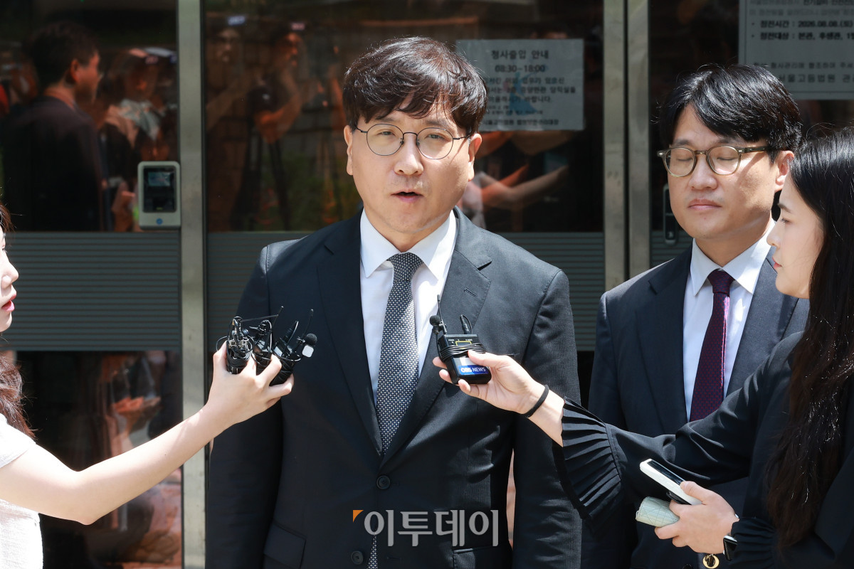 ▲최태원 SK그룹 회장과 노소영 아트센터 나비 관장 재산분할 소송 파기환송심 선고 공판이 열린 24일 서울 서초구 서울고등법원에서 최 회장 측 이재근 변호사가 법원을 나서며 취재진 질문에 답하고 있다.사진공동취재단