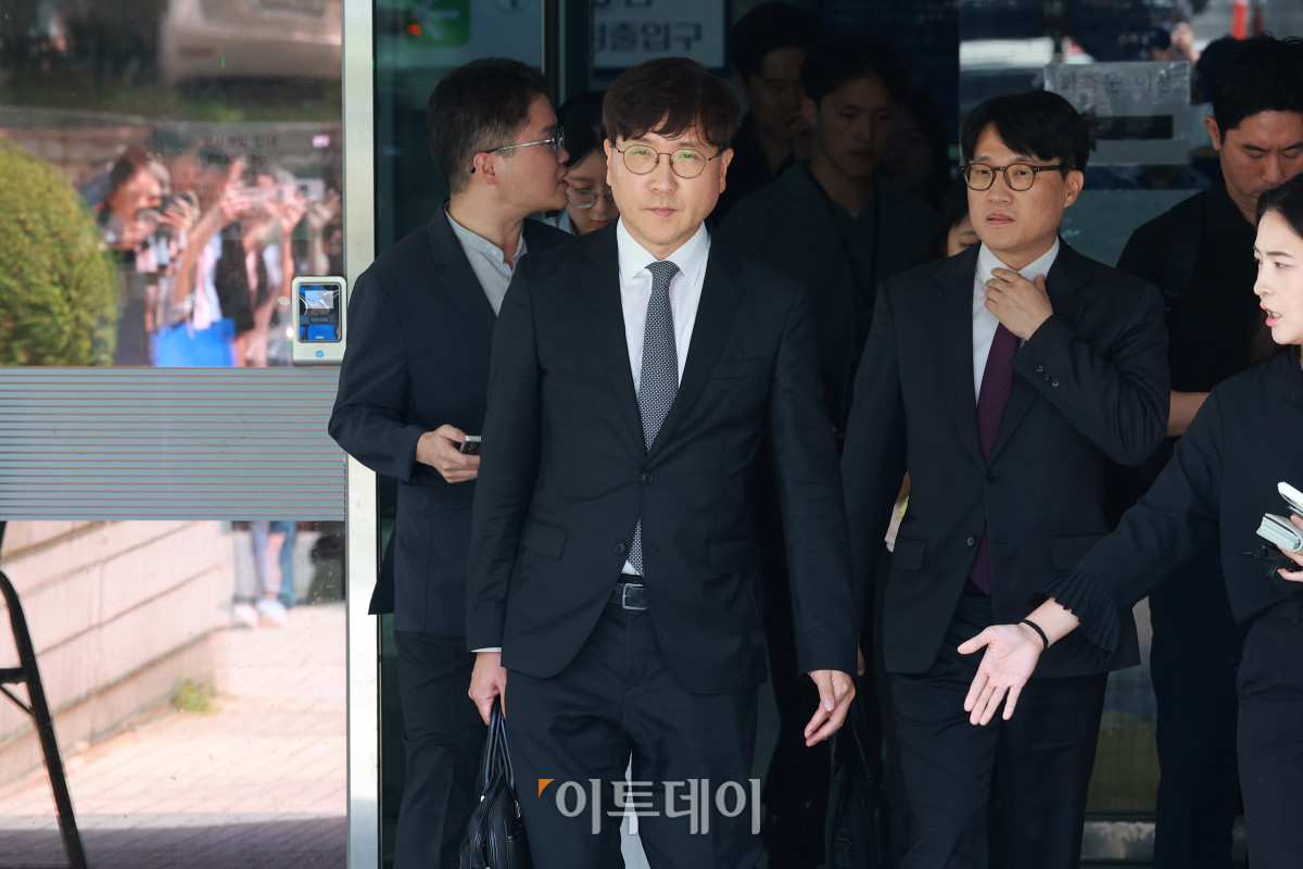 ▲최태원 SK그룹 회장과 노소영 아트센터 나비 관장 재산분할 소송 파기환송심 선고 공판이 열린 24일 서울 서초구 서울고등법원에서 최 회장 측 이재근 변호사가 법원을 나서고 있다.사진공동취재단
