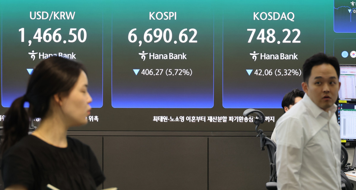 ▲<YONHAP PHOTO-3804> 코스피 5.7%·코스닥 5.3% 급락 마감 (서울=연합뉴스) 최재구 기자 = 코스피와 코스닥이 모두 급락한 24일 서울 하나은행 본점에서 직원들이 증시와 환율을 모니터하고 있다. 이날 코스피는 전장 대비 406.27포인트(5.72%) 내린 6,690.62에 거래를 마쳤다. 코스닥지수도 전장보다 42.06포인트(5.32%) 내린 748.22에 장을 마쳤다. 2026.7.24 jjaeck9@yna.co.kr/2026-07-24 15:50:53/<저작권자 ⓒ 1980-2026 ㈜연합뉴스. 무단 전재 재배포 금지, AI 학습 및 활용 금지> (연합뉴스)