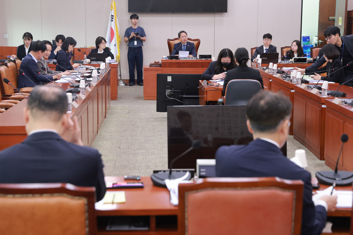 ▲24일 국회에서 열린 법제사법위원회 법안심사제1소위원회에서 소위원장인 더불어민주당 김승원 의원이 회의를 진행하고 있다. 이날 소위에서는 검찰 보완수사권 폐지 등을 포함해 형사소송법 개정안 심사를 이어간다. (연합뉴스)