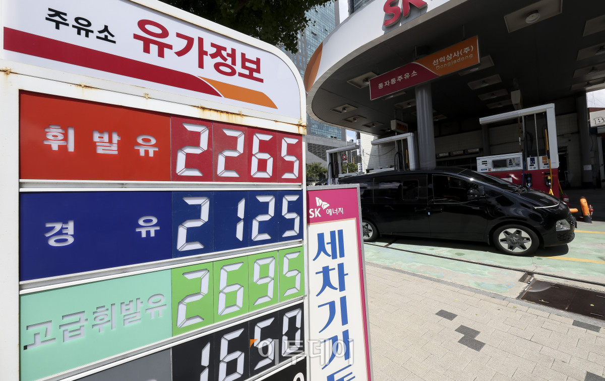 ▲중동 지역 긴장이 고조되며 국제유가 기준인 브렌트유가 두 달 만에 배럴당 100달러를 넘어 선 가운데 24일 서울 시내의 한 주유소에 유가 정보가 표시되어 있다. 브렌트유가 종가 기준 배럴당 100달러를 넘어선 것은 지난 5월 2일 이후 처음이다. 고성준 기자 joonko1@