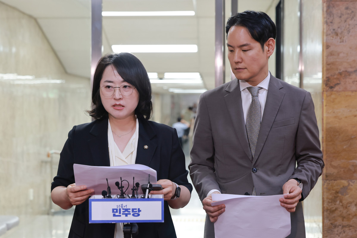 ▲더불어민주당 이주희 원내대변인과 김한규 원내정책수석부대표가 24일 국회에서 검찰 보완수사권을 폐지하는 내용의 형사소송법 개정안을 논의하기 위해 비공개로 열린 의원총회 논의 내용을 설명하고 있다.  사진=연합뉴스