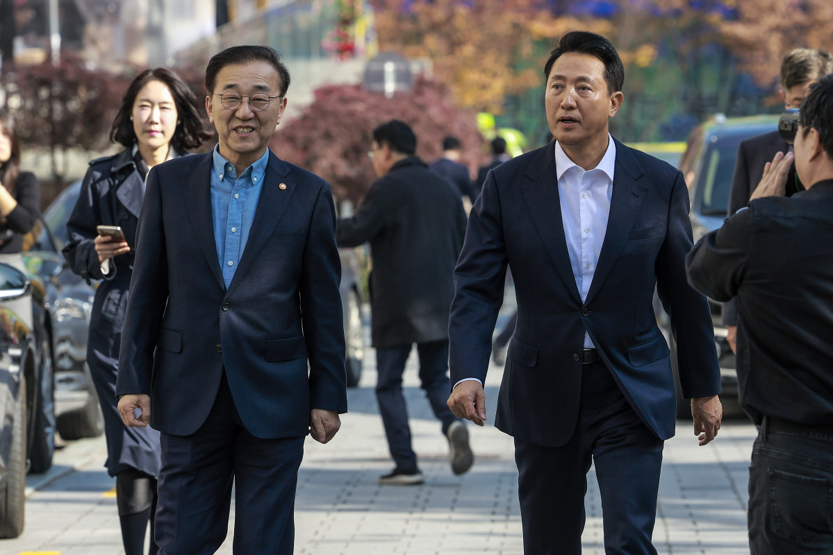 ▲김윤덕(왼쪽) 국토교통부 장관과 오세훈 서울시장. (뉴시스)