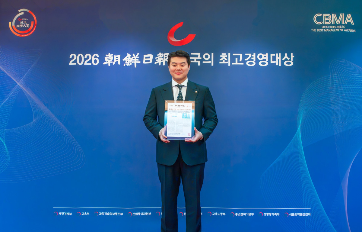 ▲최보람 보람그룹 이사가 ‘2026 한국의 최고경영대상’ 시상식에서대리수상을 한 뒤 기념촬영을 하고 있다. (사진=보람그룹)