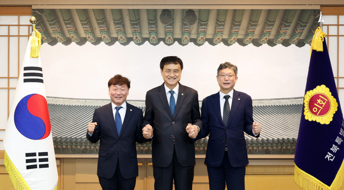 ▲남종섭 경기도의회 의장이 24일 전북특별자치도의회에서 김희수 전북특별자치도의회 의장, 안신일 세종특별자치시의회 의장과 지방의회법 제정 및 지방의회 제도 개선 방안을 논의한 뒤 기념촬영을 하고 있다. (경기도의회)