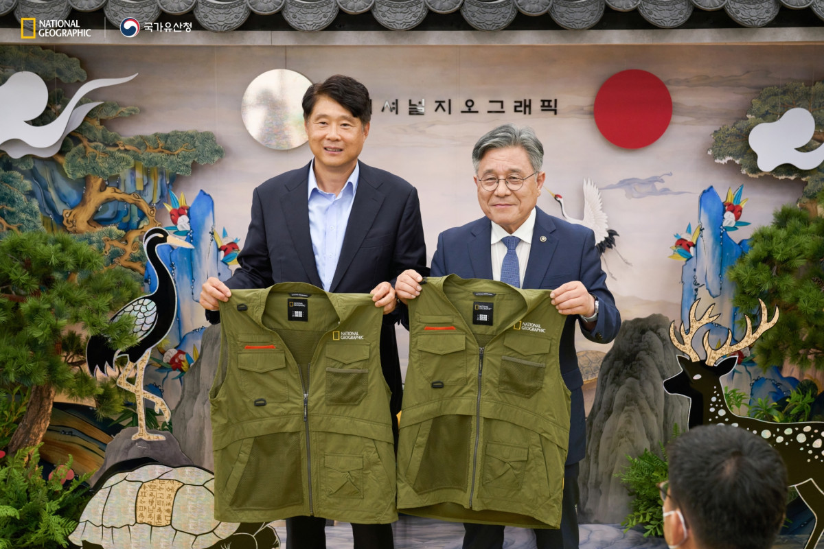 ▲(왼쪽)박영준 더네이쳐홀딩스 대표이사와 (오른쪽)허민 국가유산청장의 모습. (사진제공=더네이쳐홀딩스)