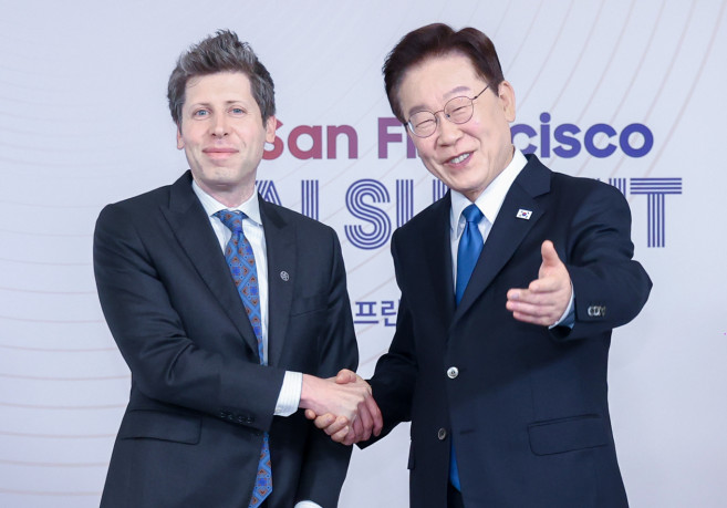 ▲이재명 대통령이 24일(현지시간) 미국 샌프란시스코에서 샘 올트먼 오픈AI 최고경영자(CEO)와 면담에 앞서 기념촬영을 하고 있다. (연합뉴스)