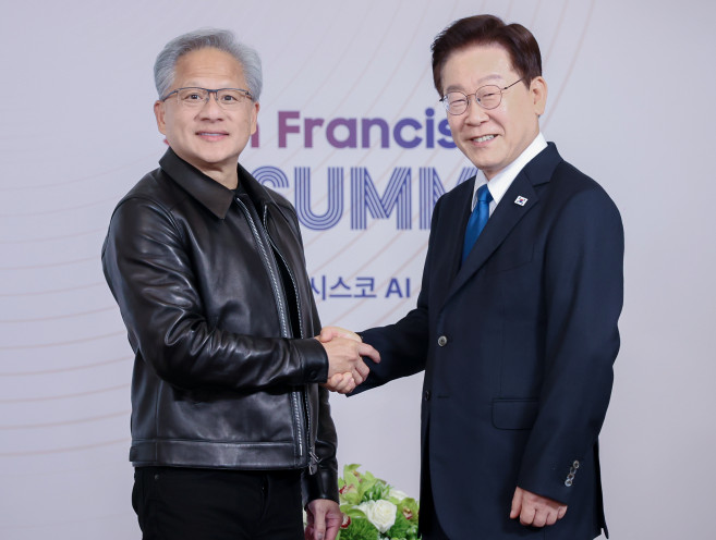 ▲이재명 대통령이 24일(현지시간) 미국 샌프란시스코에서 젠슨 황 엔비디아 최고경영자(CEO)와 면담에 앞서 기념촬영을 하고 있다. (연합뉴스)