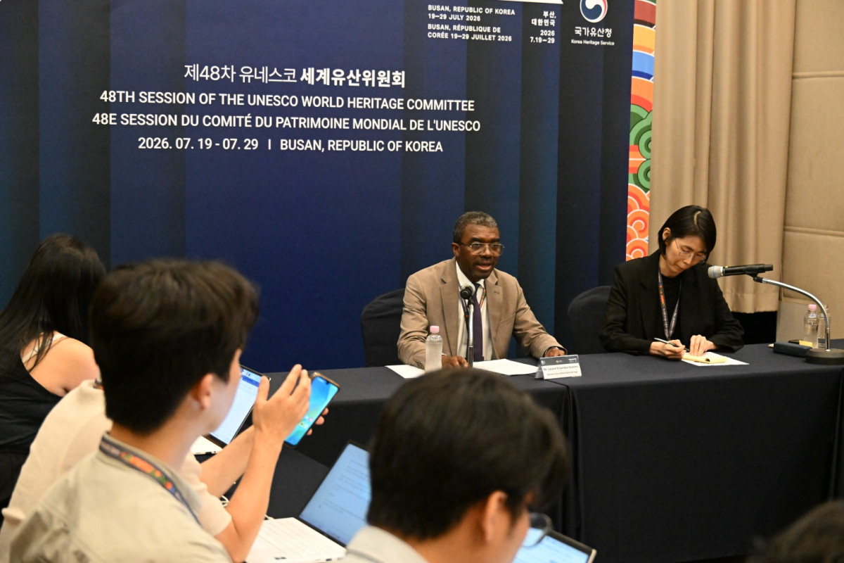 ▲라자르 엘룬두 아소모 유네스코 세계유산센터장이 24일 오후 제48차 유네스코 세계유산위원회가 열리고 있는 부산 벡스코에서 국내 취재진과 만나 간담회를 하고 있는 모습. (사진제공=국가유산청)