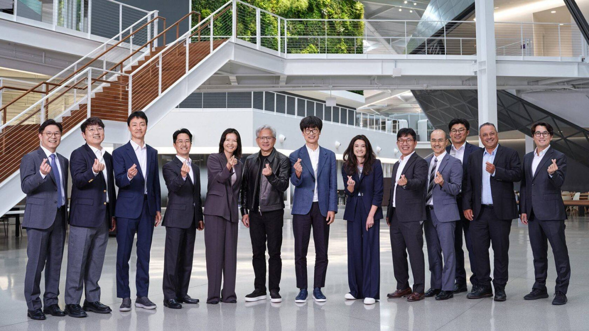▲24일(현지시간) 미국 캘리포니아주 산타클라라에 위치한 엔비디아 엔데버 빌딩 로비에서 엔비디아 창립자 겸 CEO 젠슨 황(왼쪽 여섯번째)과 네이버의 이해진 의장(왼쪽 일곱번째), 최수연 대표(왼쪽 다섯번째)가 양사 관계자들과 함께 기념사진을 촬영하고 있다. (사진제공=엔비디아)
