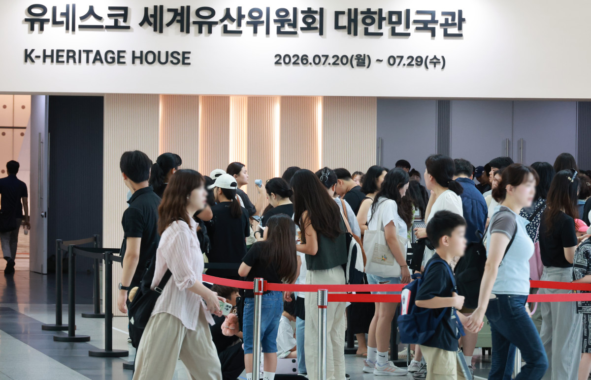 ▲부산 해운대구 벡스코 제1전시장에서 제48차 유네스코 세계유산위원회와 함께 운영 중인 대한민국관 입구에서 관람객들이 전시를 보기 위해 차례로 줄을 서 입장을 기다리고 있다. (연합뉴스)