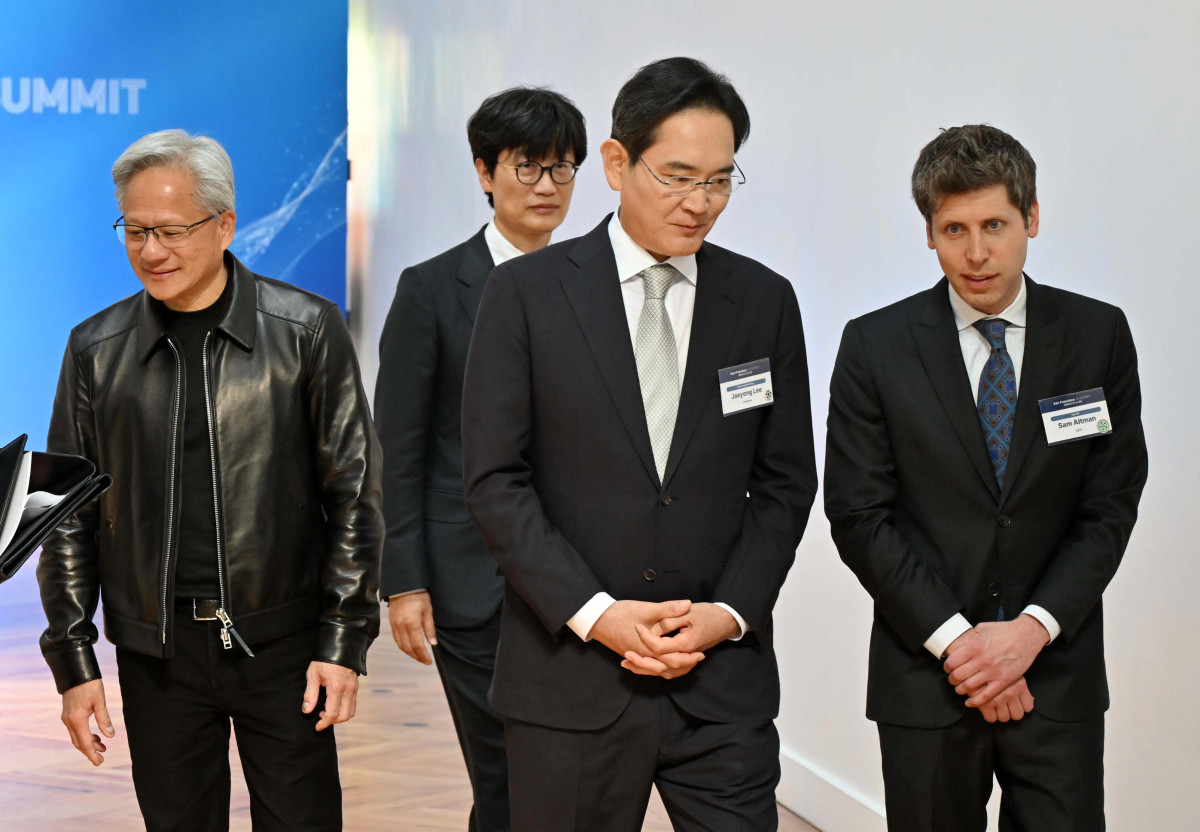 ▲샘 올트먼 오픈AI 최고경영자(오른쪽부터), 이재용 삼성전자 회장, 이해진 네이버 이사회 의장, 젠슨 황 엔비디아 최고경영자가 24일(현지시각) 미국 샌프란시스코 더 미드웨이에서 열린 샌프란시스코 AI서밋에 입장하고 있다. (연합뉴스)