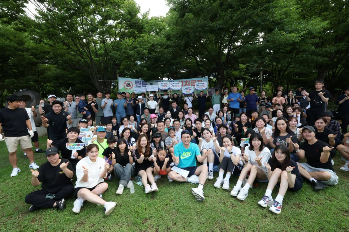 ▲안민석 경기도교육감이 25일 일산호수공원에서 경기북부 학생·학부모·교사 등 교육공동체와 함께 걷기에 나서 기념촬영을 하고 있다. (안민석 경기도교육감  페이스북 캡쳐)