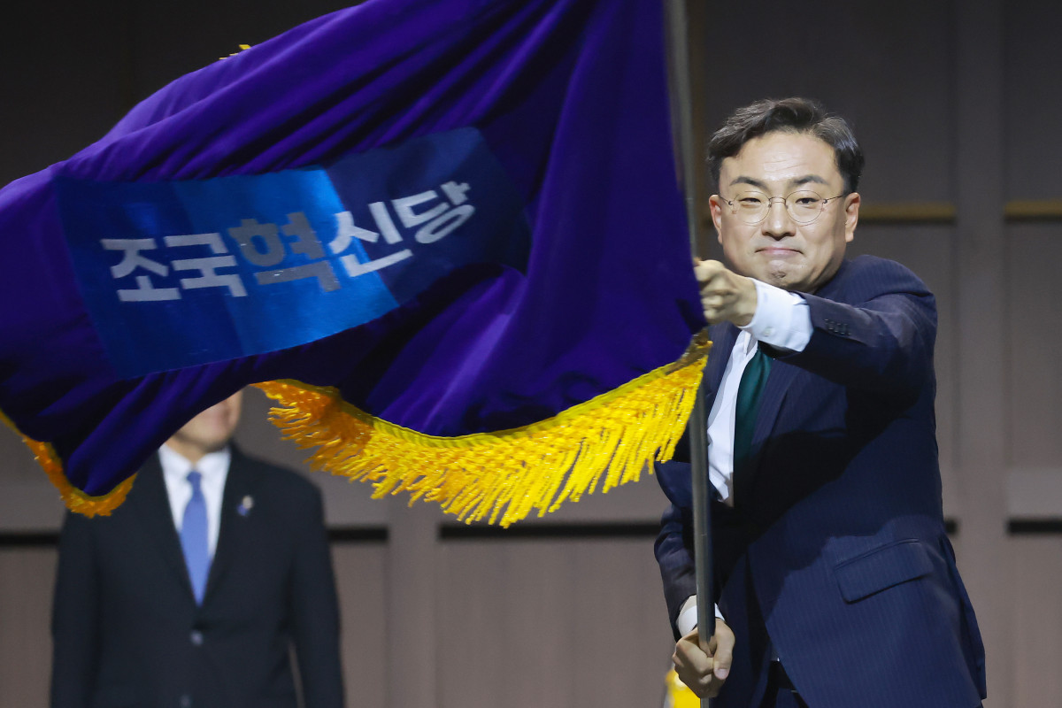 ▲조국혁신당 신임 대표로 선출된 신장식 의원이 25일 경기도 수원컨벤션센터에서 열린 전국당원대회에서 당기를 흔들고 있다. (연합뉴스)