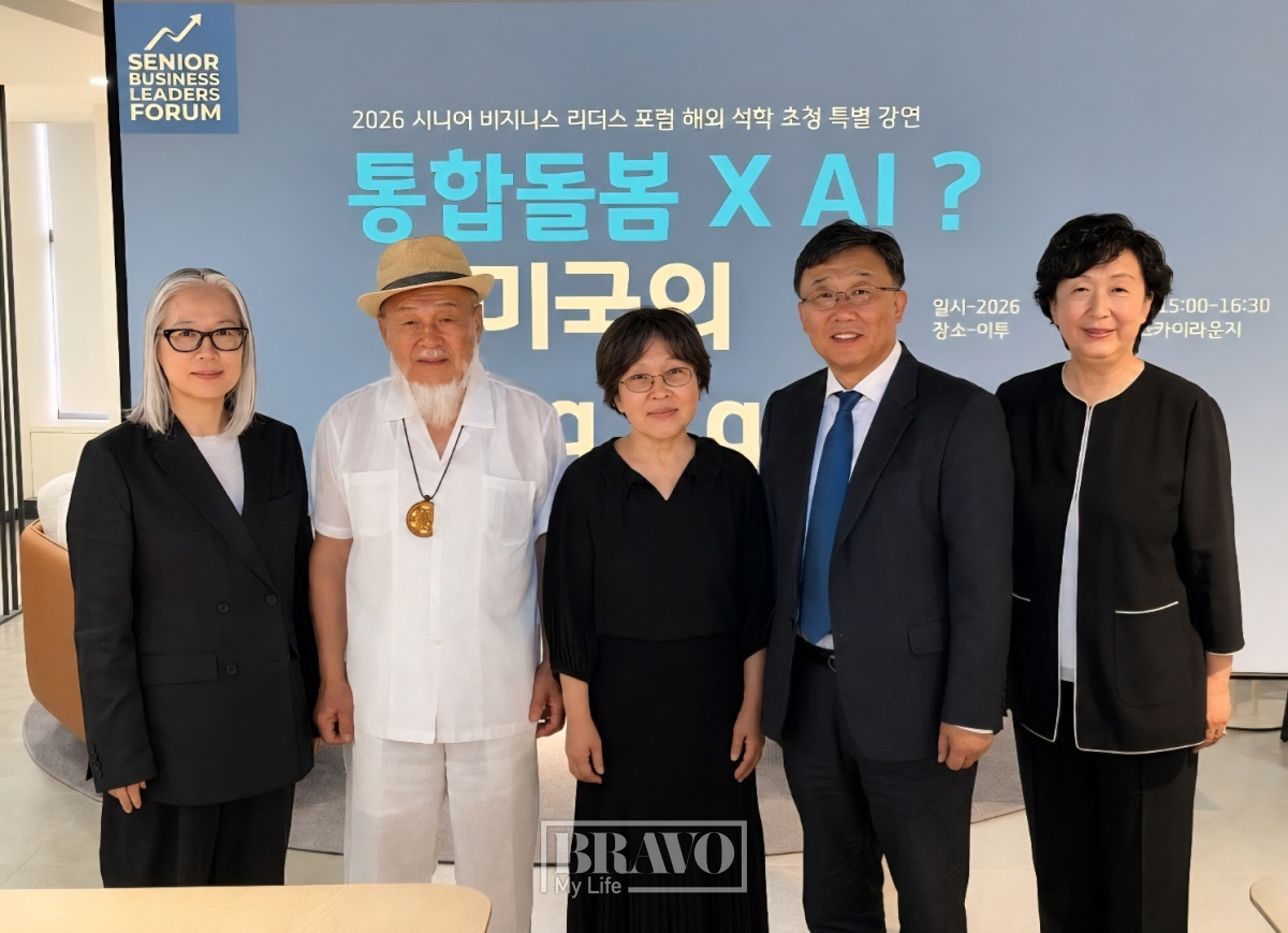▲(좌측부터) 홍명신 시니어 비즈니스 리더스 포럼 회장, 오틸리아 리 교수 부친 이재석 시인, 오틸리아 리 교수, 한승훈 이투데이피엔씨 대표, 박영란 강남대학교 시니어비즈니스학과 교수.
