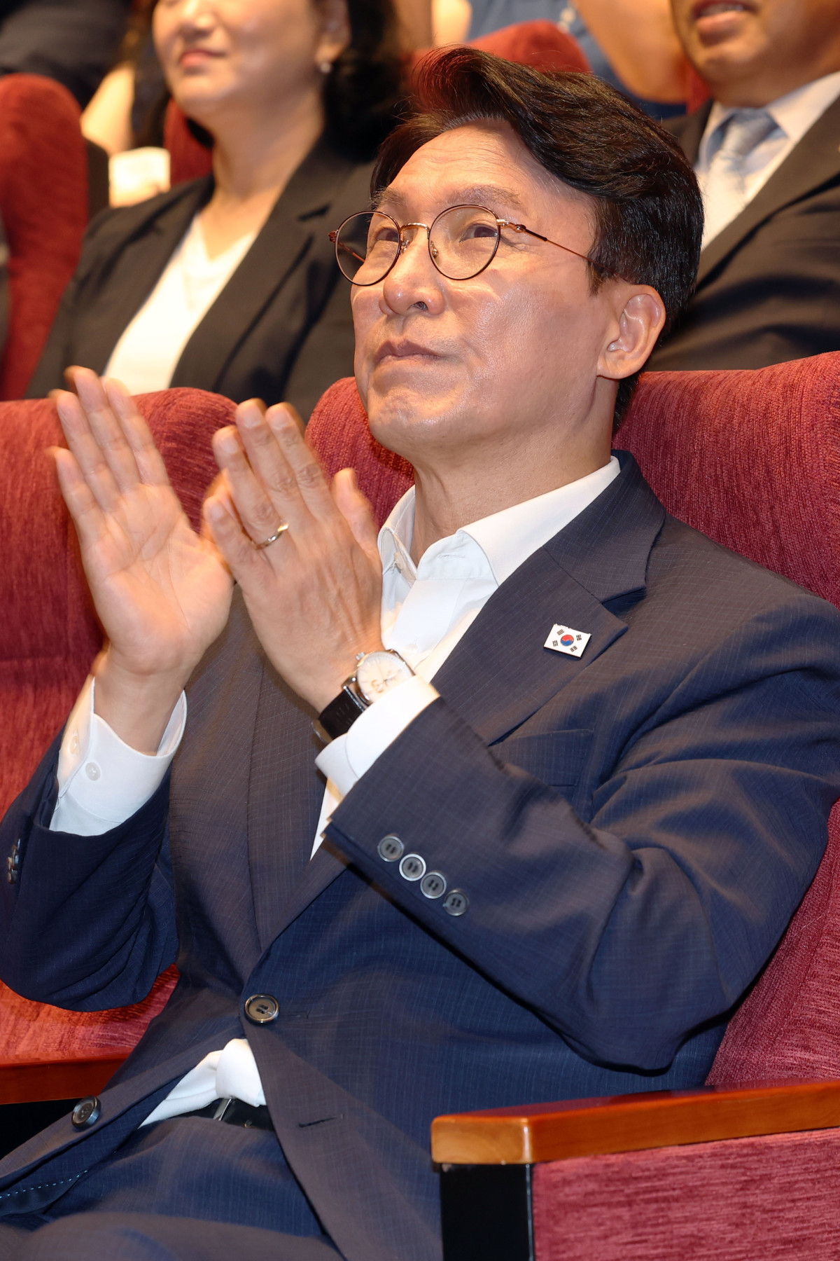 ▲더불어민주당 당권주자인 김민석 전 국무총리가 26일 오전 전남광주 북구 오룡동 광주과학기술원에서 열린 김민석 당대표 후보 정책간담회에 참여해 박수치고 있다. (연합뉴스)