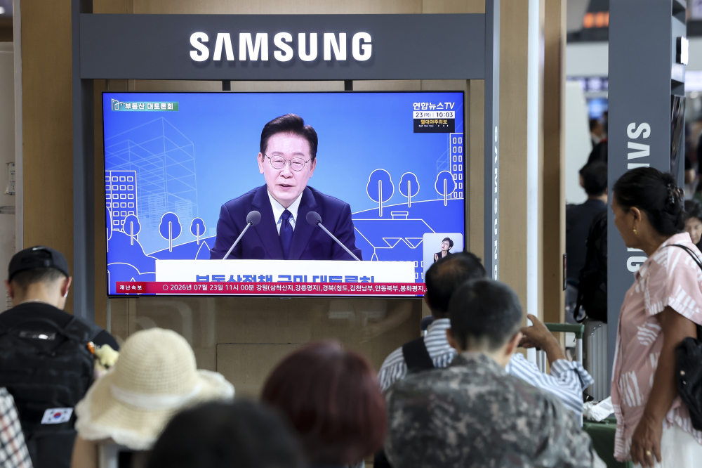 ▲23일 서울 용산구 서울역 대합실에 '부동산정책 국민 대토론회'가 생중계 되고 있다. 이날 이재명 대통령은 부동산 관련 대규모 토론회를 열고 국민들과 부동산 정책 방향을 논의한다. 정부는 이날 토론 결과를 최종 세제 개편안에 반영해 이르면 이달 말께 발표할 것으로 보인다. 고성준 기자 joonko1@ (이투데이DB)