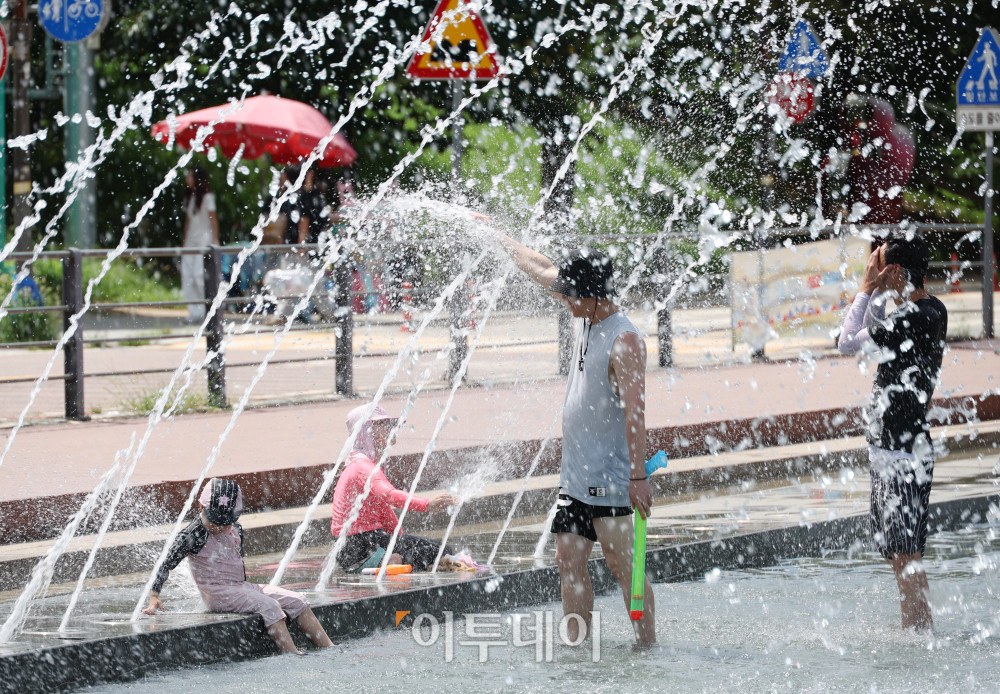 ▲전국 대부분 지역에 폭염경보와 폭염주의보가 발효된 가운데 26일 서울 여의도 물빛광장에서 시민들이 물놀이를 하며 더위를 식히고 있다. 기상청에 따르면 이날 서울의 낮 최고기온이 33도까지 오르는 등 전국적으로 강한 폭염이 이어질 전망이다. 고이란 기자 photoeran@