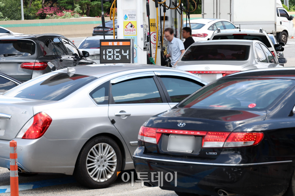 ▲26일 서울 서초구 만남의광장 주유소에서 시민들이 주유를 하고 있다. 유가정보시스템 오피넷에 따르면 7월 넷째 주(19~23일) 전국 주유소 휘발유 평균 판매가는 전주보다 리터(ℓ)당 5.1원 내린 1872.4원, 경유는 5.6원 하락한 1856.9원을 기록했다. 중동 정세 긴장으로 국제유가가 상승하는 가운데 정부는 석유 최고가격을 동결해 국내 가격 상승 영향을 최소화할 방침이다. 국제유가 변동은 통상 2~3주 시차를 두고 반영된다.