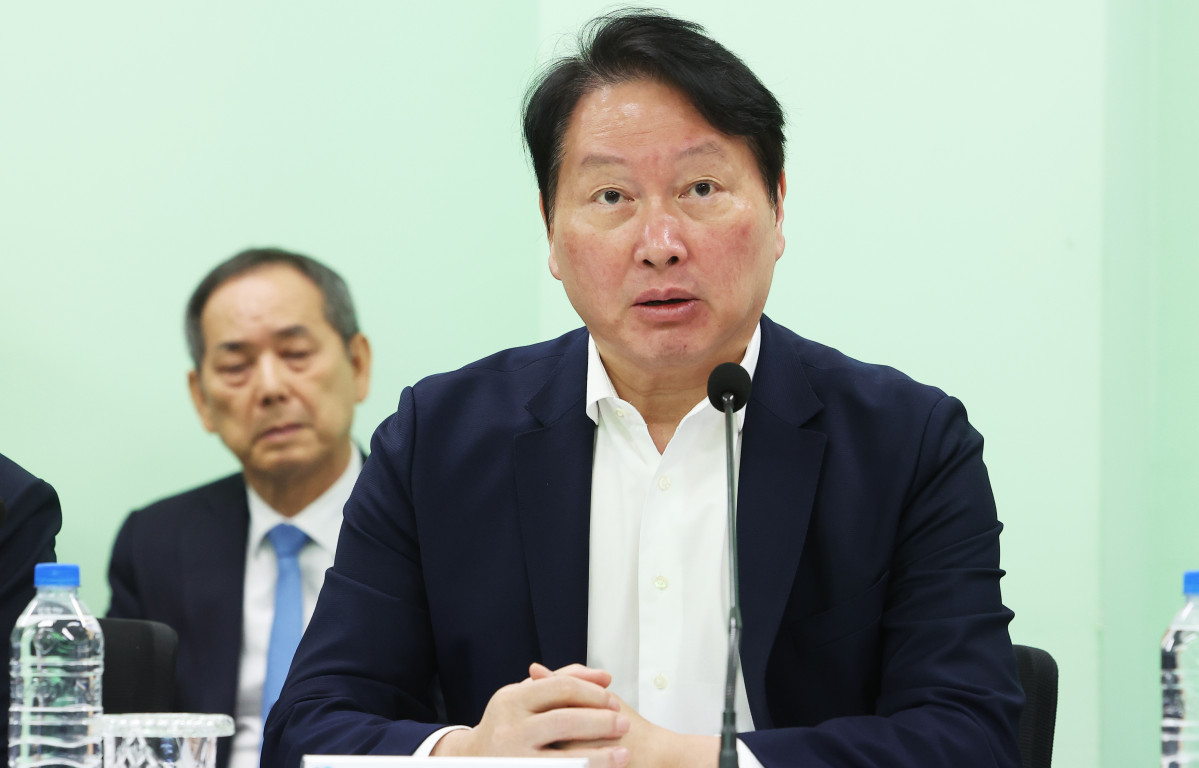 ▲20일 경기도 화성시 동탄구 나래울종합사회복지관에서 열린 전국상의 ERT 공동챌린지 '복지 사각지대 해소를 위한 간담회 및 기부금 전달식'에서 최태원 대한상공회의소 회장이 인사말을 하고 있다. (연합뉴스)
