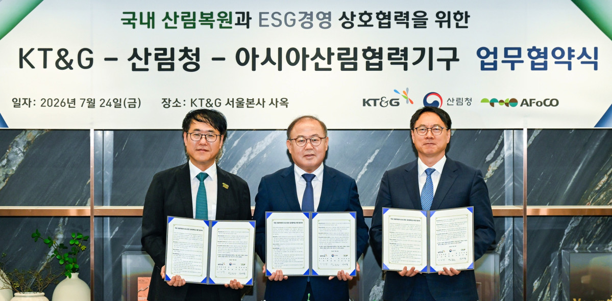 ▲KT&G(사장 방경만)가 국내 산림 복원 및 보전과 ESG경영 협력을 강화하기 위해 산림청과 AFoCO(아시아산림협력기구)와 함께 업무협약을 지난 24일 체결했다. 사진은 지난 24일 이상학 KT&G 수석부사장(가운데)과 임하수 산림청 차장(오른쪽), 진선필 AFoCO 사무차장(왼쪽)이 KT&G 서울사옥에서 협약식을 맺고 기념사진을 촬영하고 있는 모습. (사진제공=KT&G)