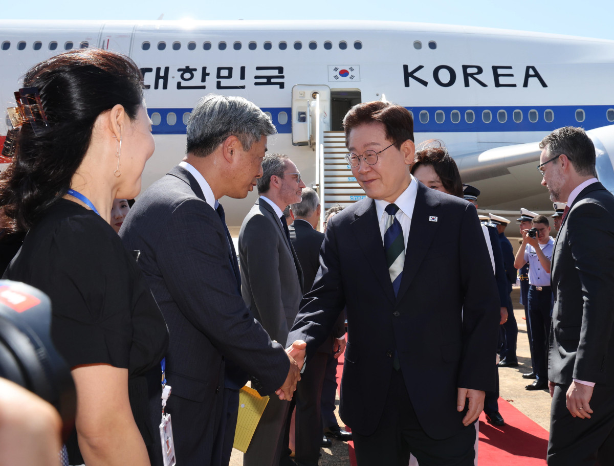 ▲브라질을 국빈 방문한 이재명 대통령과 김혜경 여사가 26일(현지시간) 브라질리아 공군기지에서 영접 인사들과 인사하고 있다. 사진=연합뉴스
