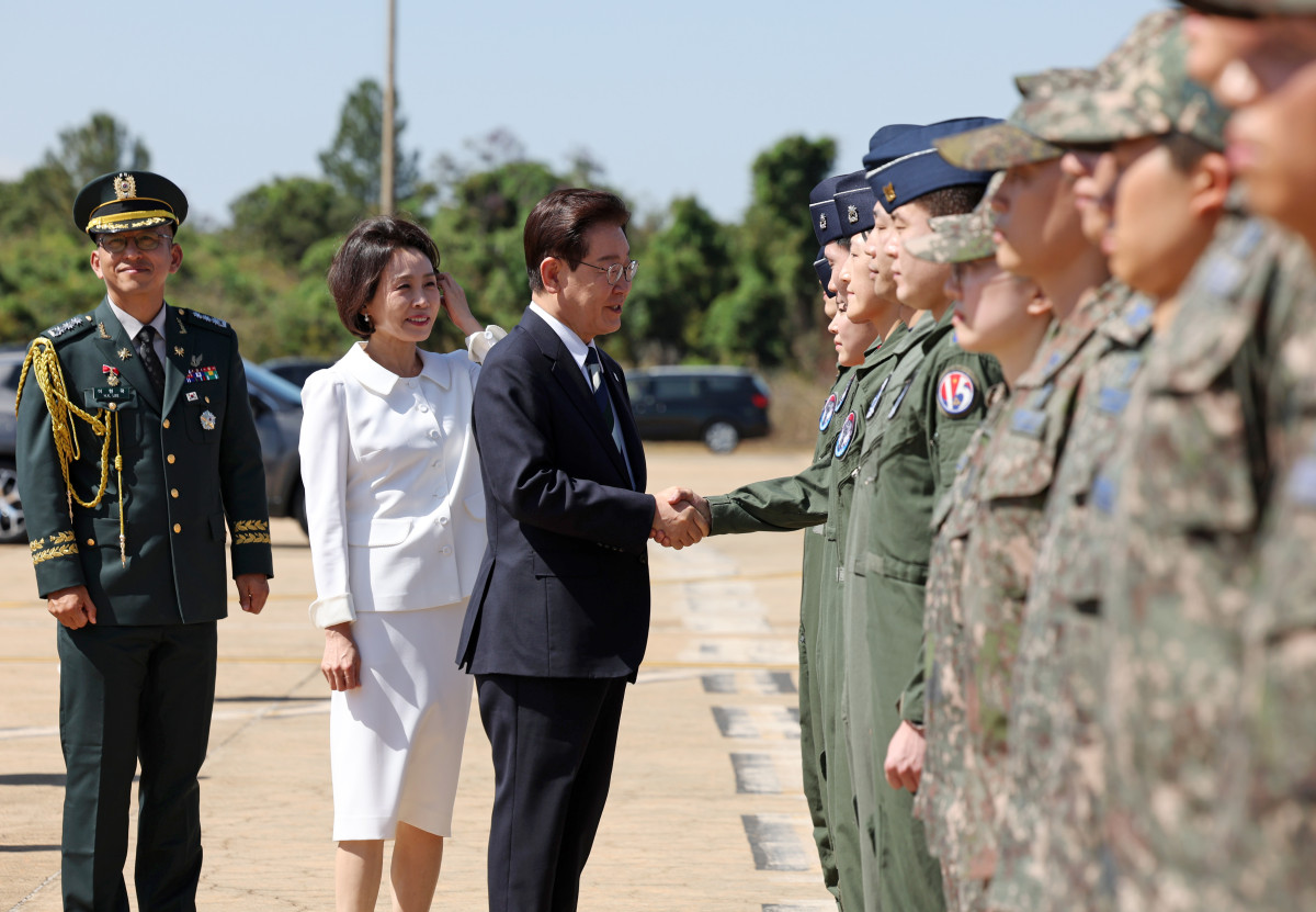 ▲브라질을 국빈 방문한 이재명 대통령이 26일(현지시간) 브라질리아 공군기지에서 C-390 수송기 관련 브라질 현지에서 교육받고 있는 우리 공군 조종사 및 정비사들을 격려하고 있다. (연합뉴스)