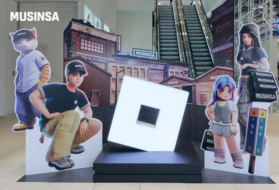 ▲무신사가 로블록스와 협업한 '마이 라이프 위드 로블록스 2026(MY LIFE WITH ROBLOX 2026)' 컬렉션을 한정판 발매 서비스 '무신사 드롭'을 통해 공개하고, 성수동 주요 오프라인 매장에서 팝업스토어를 운영한다. (사진제공=무신사)