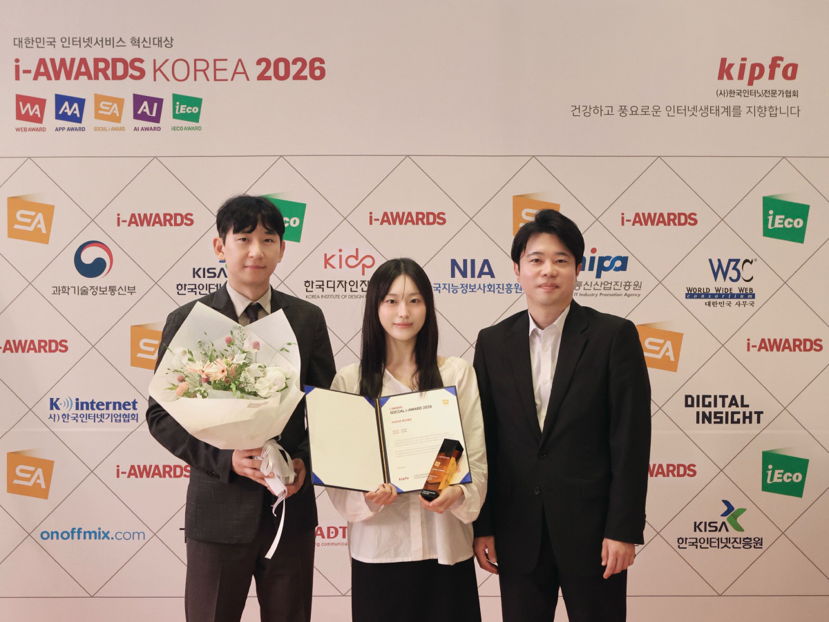 ▲23일 서울 서초구 양재 엘타워에서 열린 ‘소셜아이어워드 2026’ 시상식에서 코스맥스 SNS 계정 담당자들이 기념 촬영을 하고 있다. (왼쪽부터) 코스맥스 커뮤니케이션실 임영롱 팀장, 이남정 대리, 서윤원 상무. (사진제공=코스맥스)