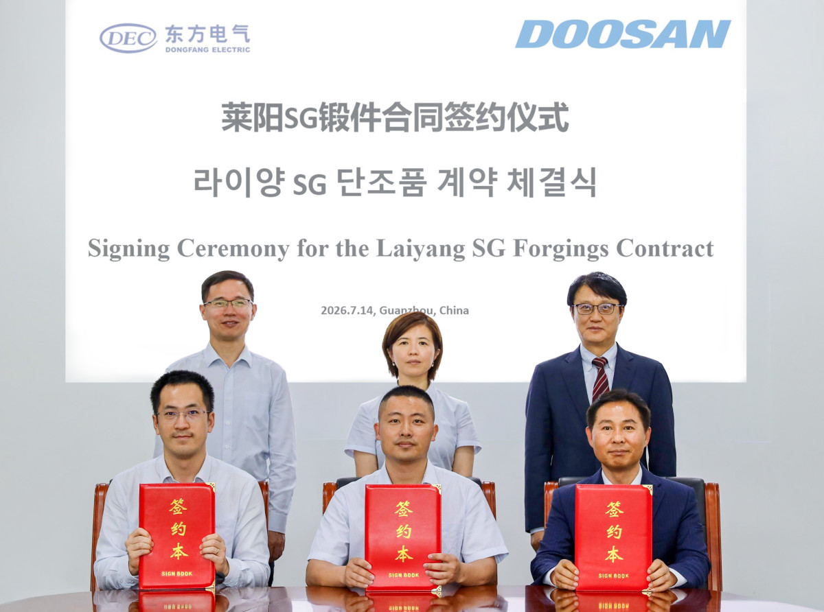▲지난 14일 중국 광저우 DFHM 본사에서 열린 라이양 원전 5 ∙ 6호기 증기발생기용 단조품 계약 체결식에서 주요 관계자들이 기념촬영을 하고 있다. 앞줄 왼쪽부터 황초  DEI 수출입담당, 임지강 DFHM 구매부부장, 임성재 두산에너빌리티 주단영업팀장. 뒷줄 왼쪽부터 손진평 DEI 수출입담당 부사장, 진려하 DFHM 구매부사장, 정영칠  두산에너빌리티 주단BU장. (두산에너빌리티)