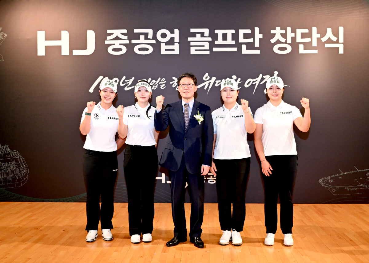▲좌측부터 박지영 선수, 조아연 선수, HJ중공업 송경한 대표, 홍정민 선수, 김민서 선수 (사진제공= HJ중공업)