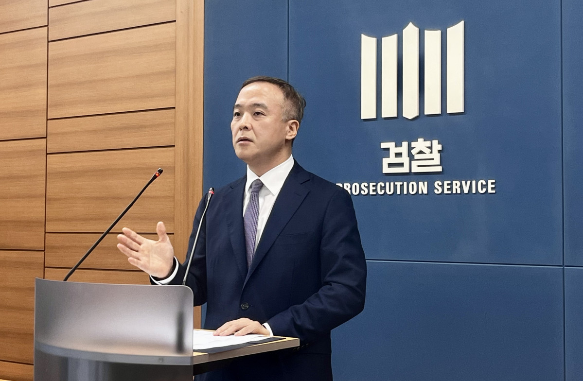▲안동건 서울중앙지검 제1차장검사가 27일 서울 서초구 서울고등검찰청 브리핑룸에서 압수 와인 바꿔치기 및 밀수 신고 포상금 편취 사건 수사 결과를 발표하고 있다. (조소현 기자 sohyun@)