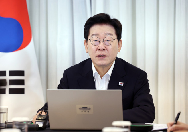 ▲브라질을 국빈 방문 중인 이재명 대통령이 26일(현지시간) 브라질리아 한 호텔에서 화상 수석보좌관회의를 주재하고 있다. (연합뉴스)