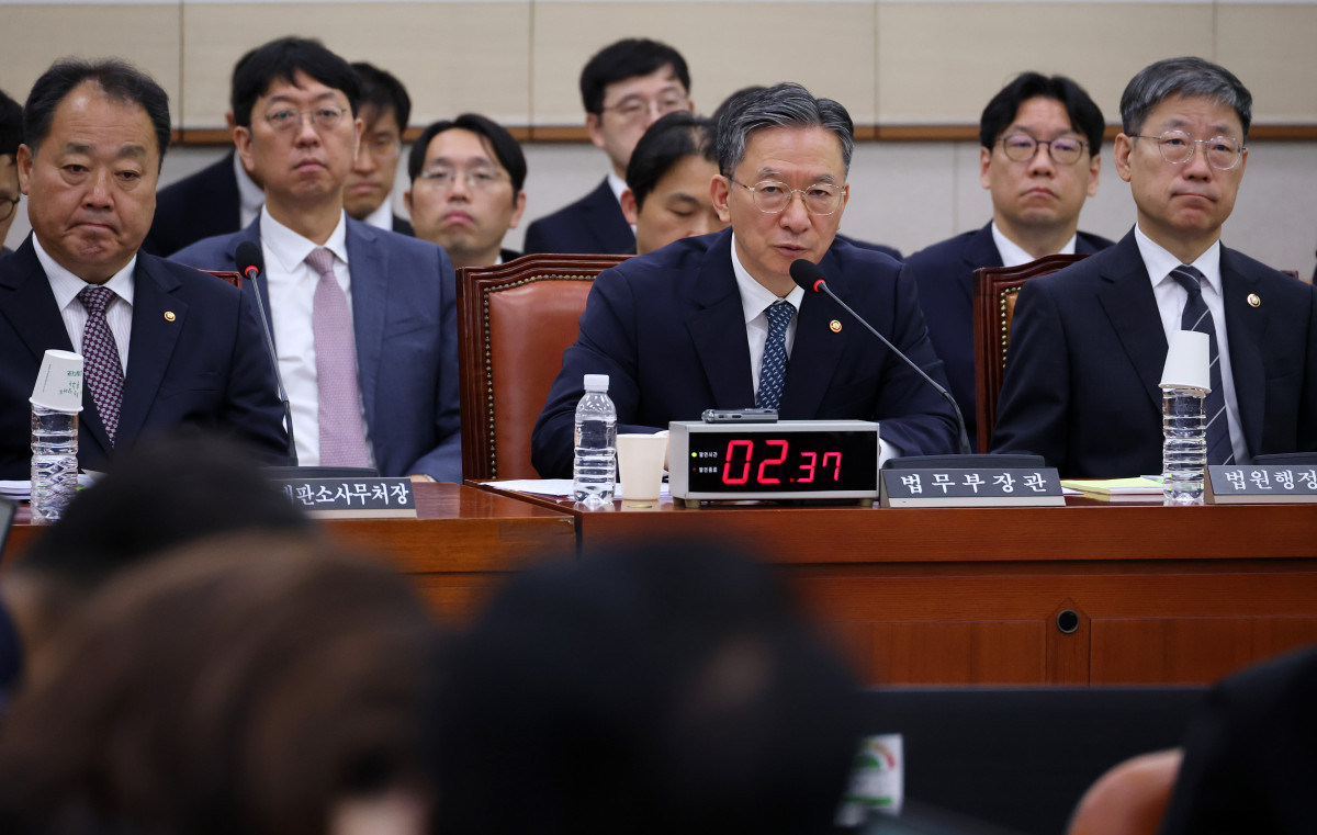 ▲정성호 법무부 장관이 27일 국회에서 열린 법제사법위원회 전체회의에서 의원 질의에 답하고 있다. (연합뉴스)