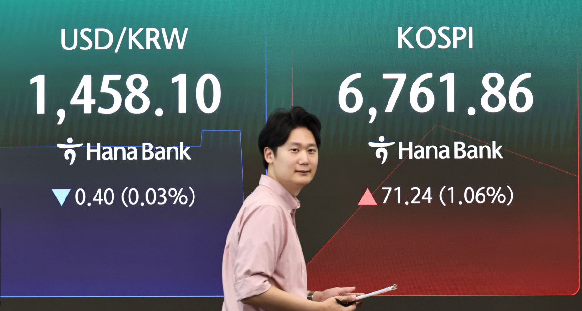 ▲27일 서울 중구 하나은행 딜링룸 현황판에 코스피 등이 표시되고 있다. (사진= 연합뉴스)