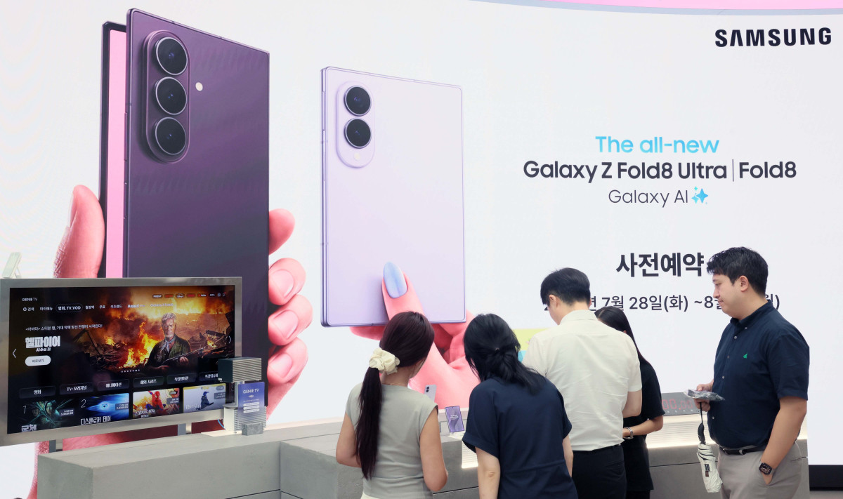 ▲삼성전자의 전략 스마트폰 갤럭시 Z 폴드8 시리즈의 사전예약을 하루 앞둔 27일 서울 종로구 KT 광화문 온맞이 플래그십 스토어에 관련 안내문이 게시되고 있다. 갤럭시 Z 폴드8 울트라, 갤럭시 Z 폴드8, 갤럭시 Z 플립8의 국내 사전예약은 28일부터 내달 3일까지 진행되며, 사전 개통은 8월4일, 정식 출시는 8월7일이다. 신태현 기자 holjjak@