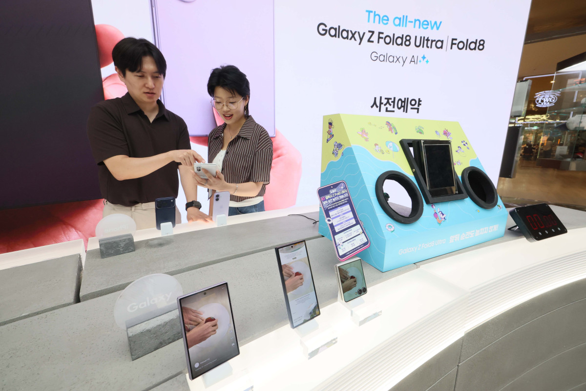 ▲삼성전자의 전략 스마트폰 갤럭시 Z 폴드8 시리즈의 사전예약을 하루 앞둔 27일 서울 종로구 KT 광화문 온맞이 플래그십 스토어에 관련 안내문이 게시되고 있다. 갤럭시 Z 폴드8 울트라, 갤럭시 Z 폴드8, 갤럭시 Z 플립8의 국내 사전예약은 28일부터 내달 3일까지 진행되며, 사전 개통은 8월4일, 정식 출시는 8월7일이다. 신태현 기자 holjjak@